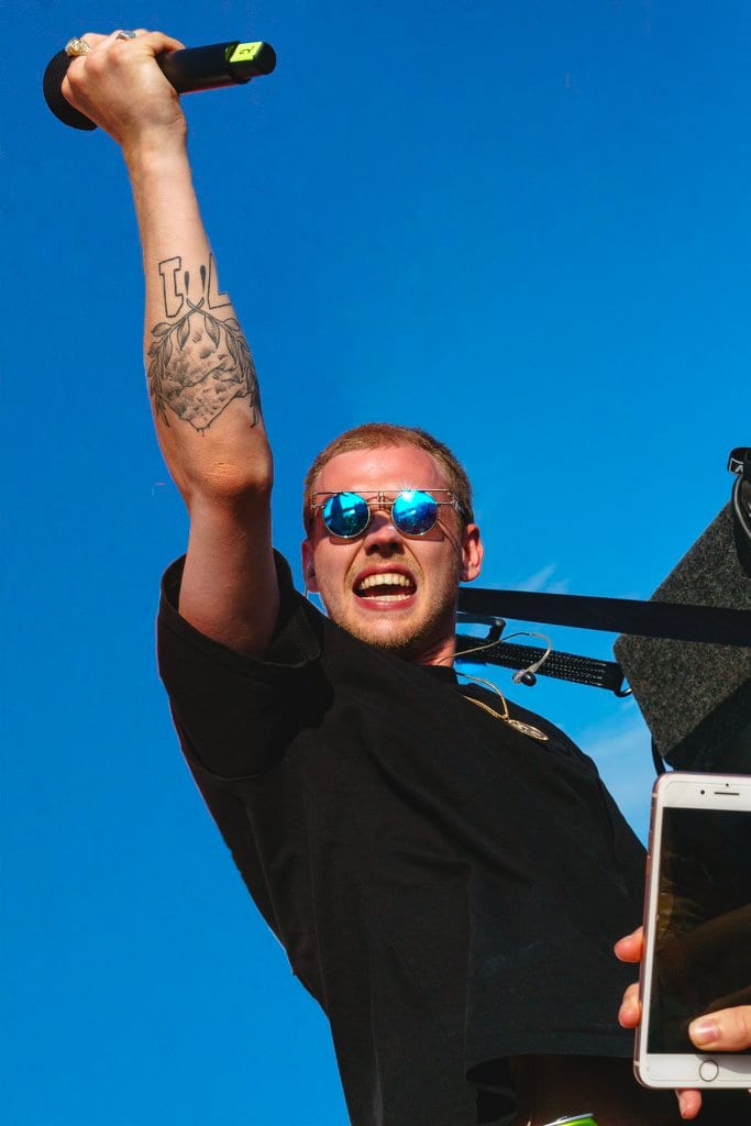 Vision care, Hand, Sky, Arm, Goggles, Sunglasses, Azure, Blue, Eyewear, Gesture