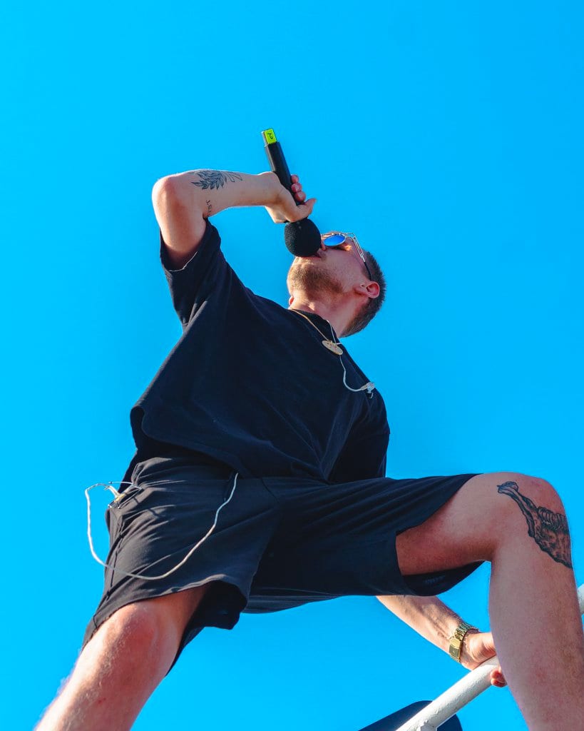 Hand, Blue, Azure, Sky, Gesture, Elbow, Thigh, Knee, Leisure