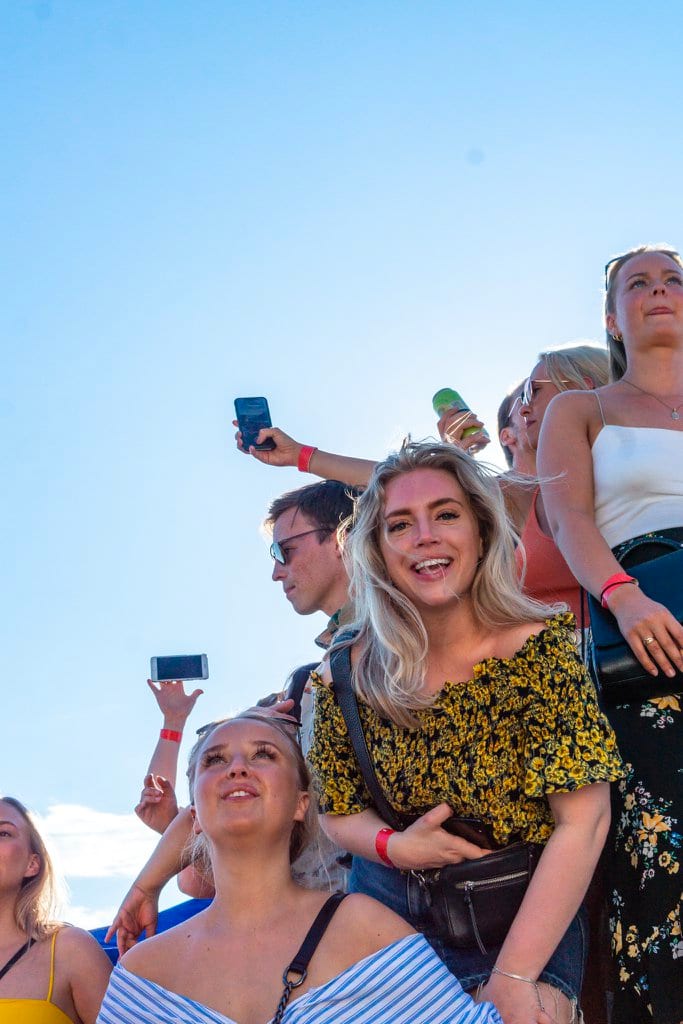 Facial expression, Smile, Sky, Arm, Happy, Eyewear, Gesture, Interaction, Leisure