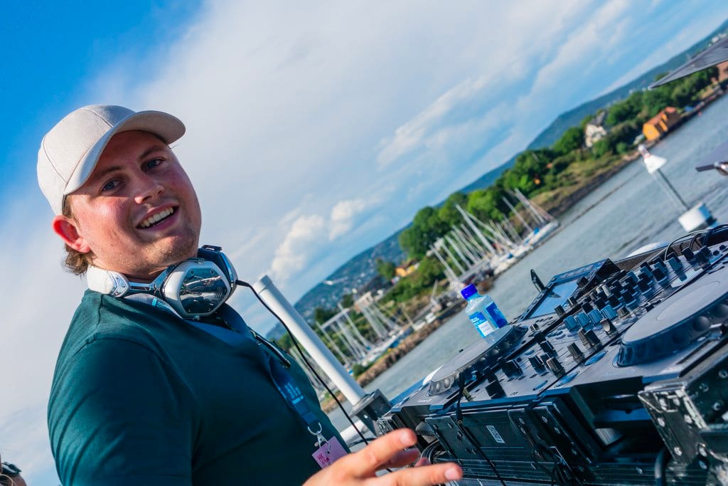 Cloud, Smile, Sky, Daytime, Watercraft, Blue, Azure, Travel, Hat, Leisure
