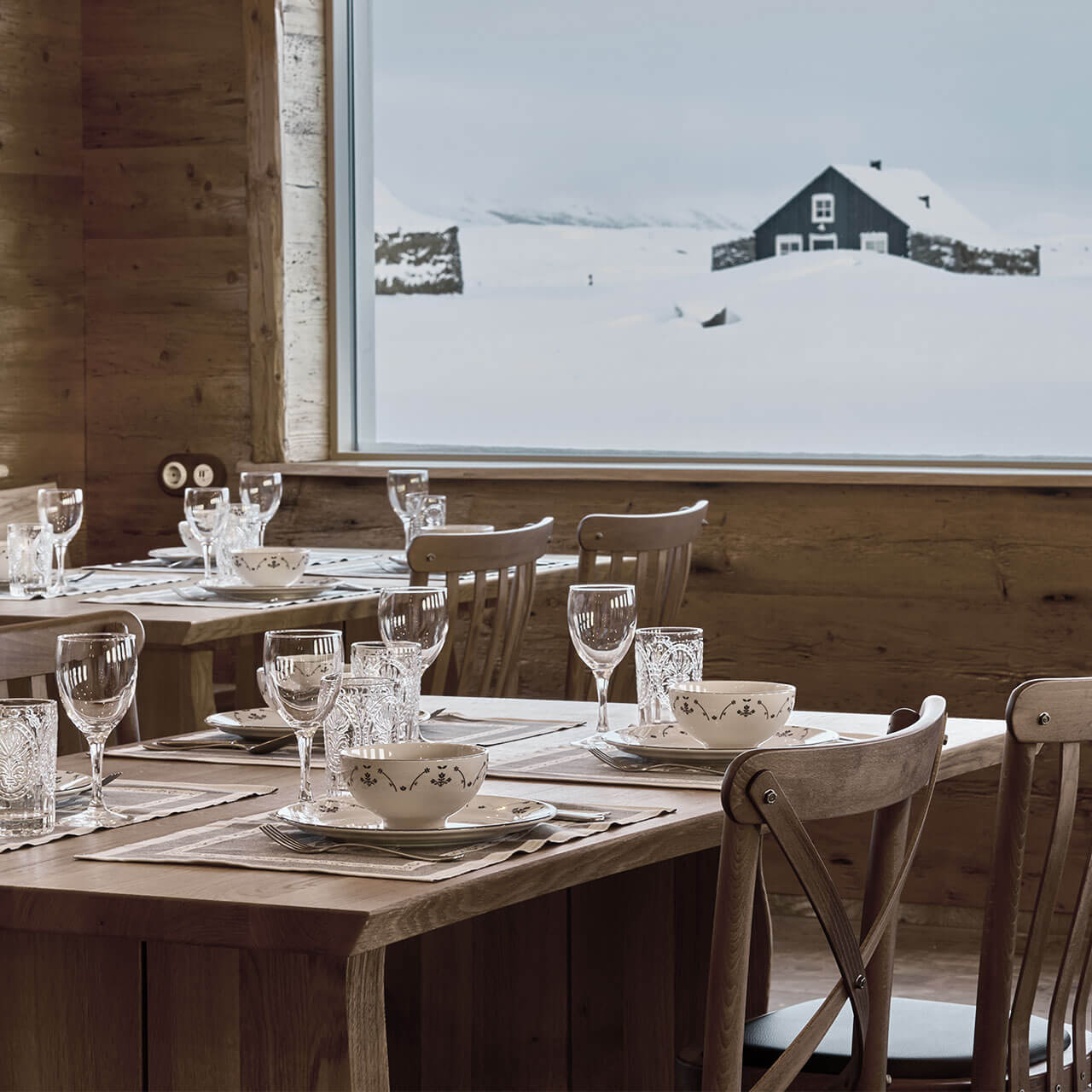 Table, Tableware, Furniture, Drinkware, Window, Stemware, Building, Sky, Tablecloth, Rectangle