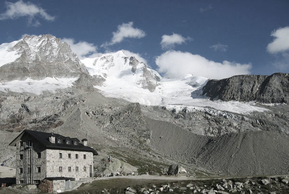 Natural landscape, Glacial landform, Cloud, Sky, Mountain, Building, Snow, Highland, Slope