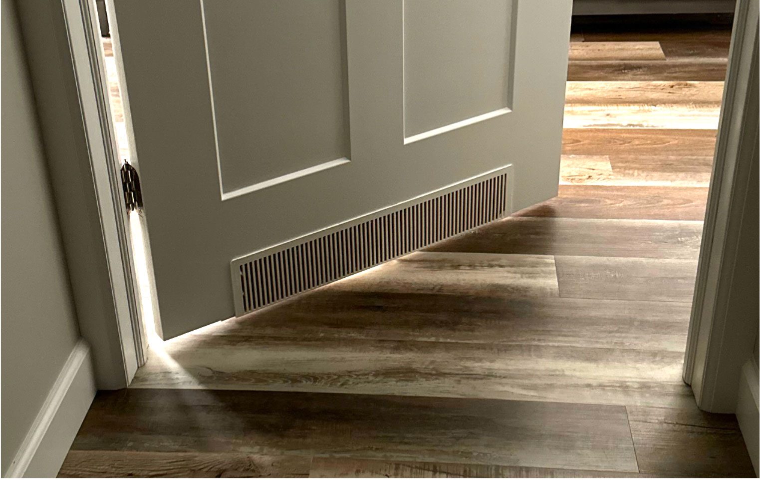 Wood stain, Fixture, Stairs, Floor, Flooring, Rectangle