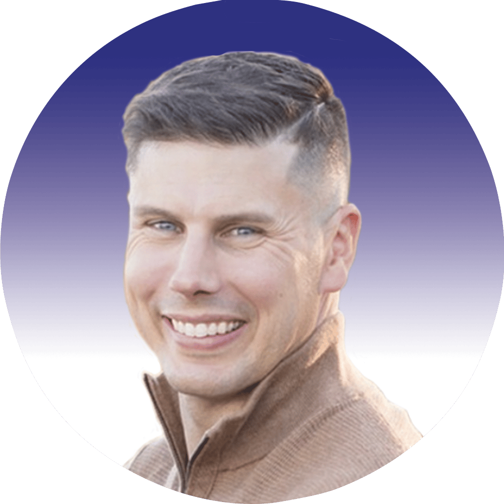 Smiling man with short hair and blue eyes in a circular profile picture.