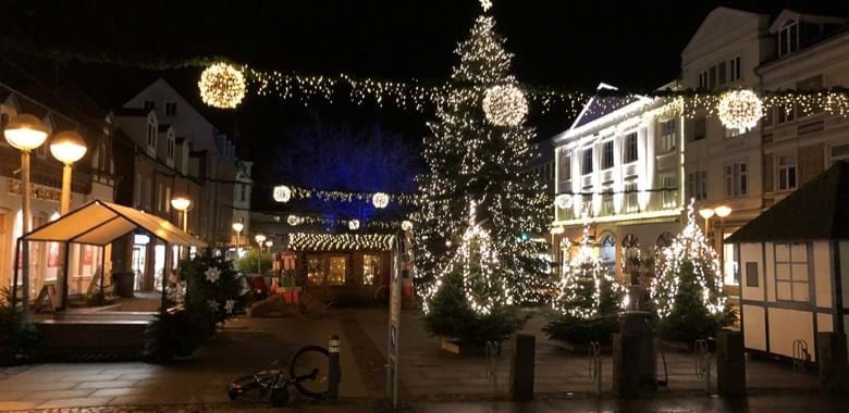 Christmas tree, Bicycle wheel, Building, Window, Light, Electricity, Plant, Tire