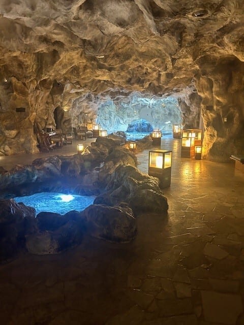 Coastal and oceanic landforms, Water, Cave