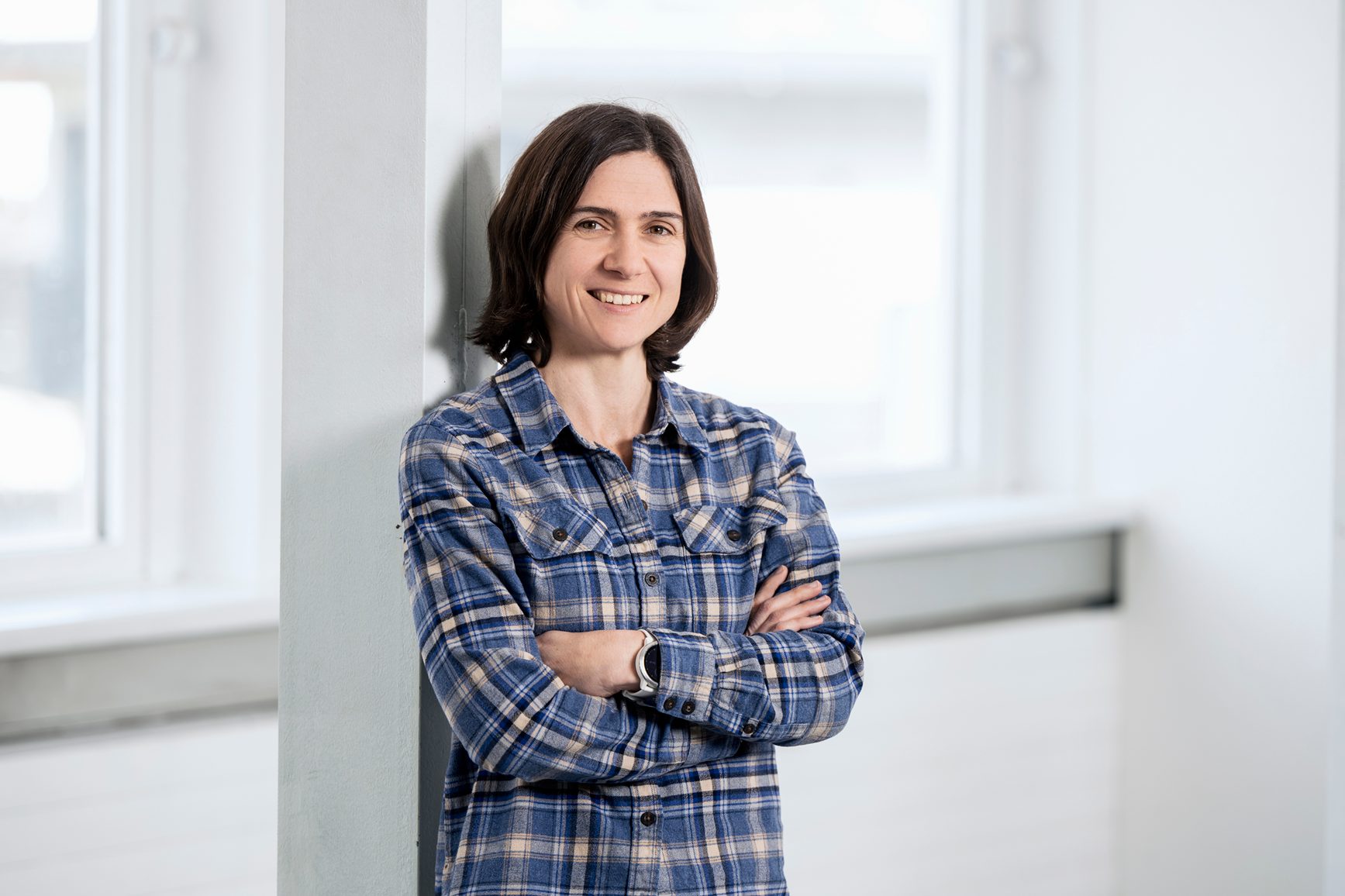 Facial expression, Hair, Sleeve, Shoulder, Beauty, Neck, Eye, Textile, Collar, Plaid