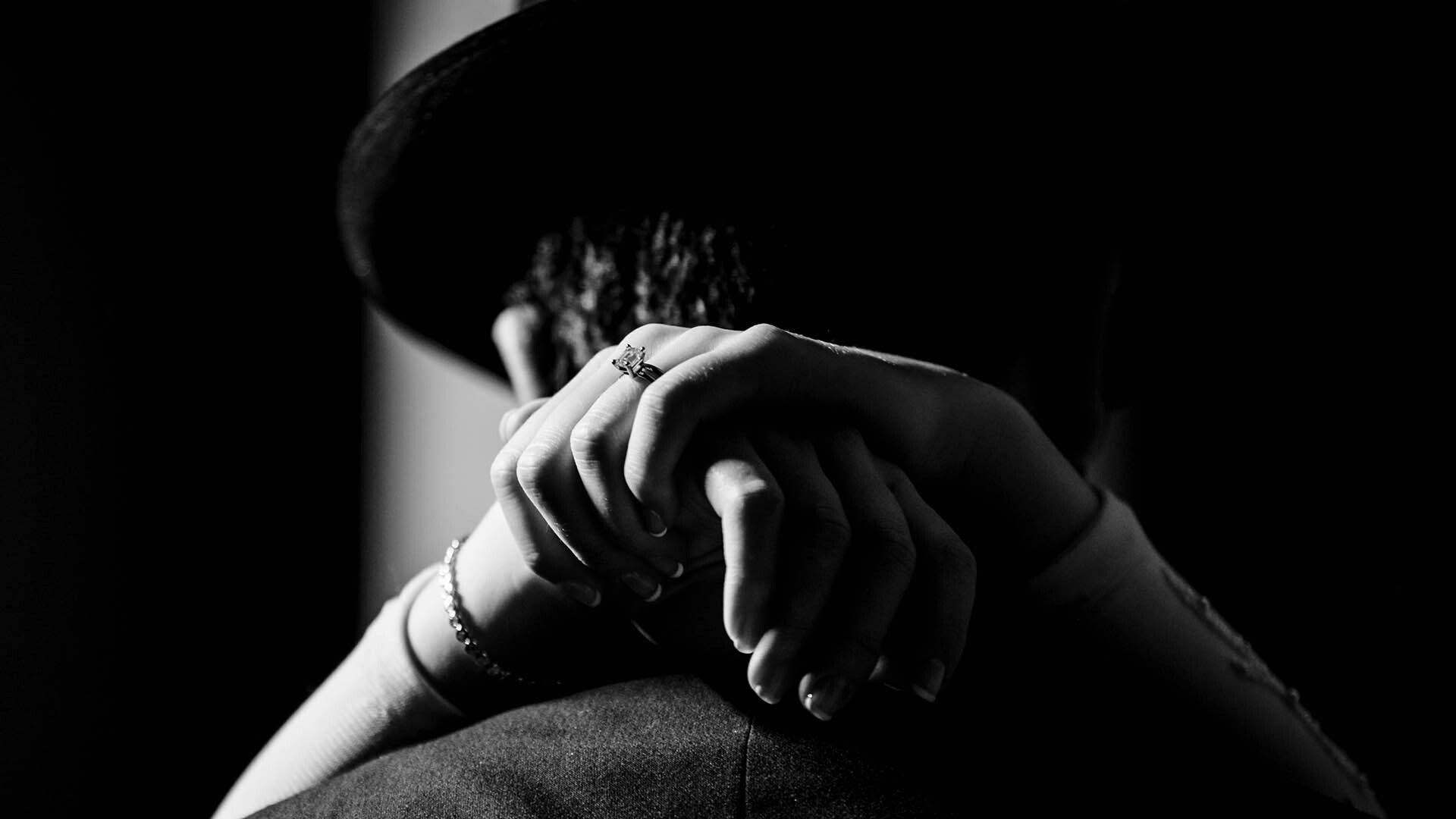 Flash photography, Black, Eyelash, Gesture, Black-and-white, Style, Finger, Elbow