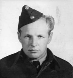 Side cap, Military person, Clothing, Forehead, Jaw, Gesture, Collar, Hat