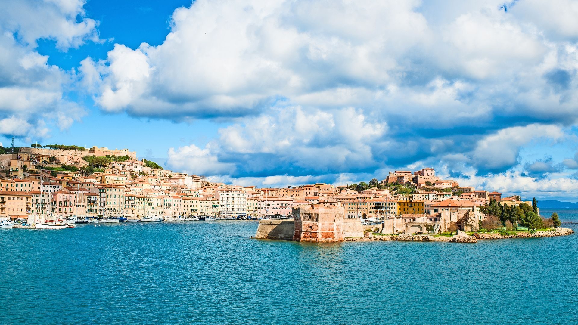 Coastal and oceanic landforms, Body of water, Tourist attraction, Coast, Horizon, Sea, Lake