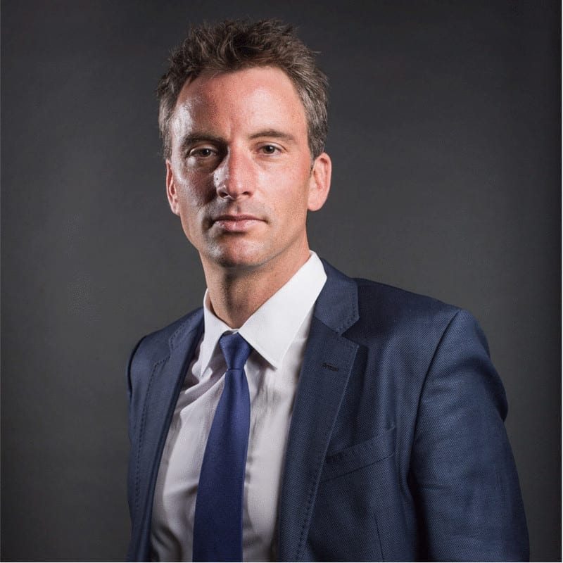 Dress shirt, Flash photography, Eyebrow, Tie, Jaw, Sleeve, Gesture, Iris, Collar