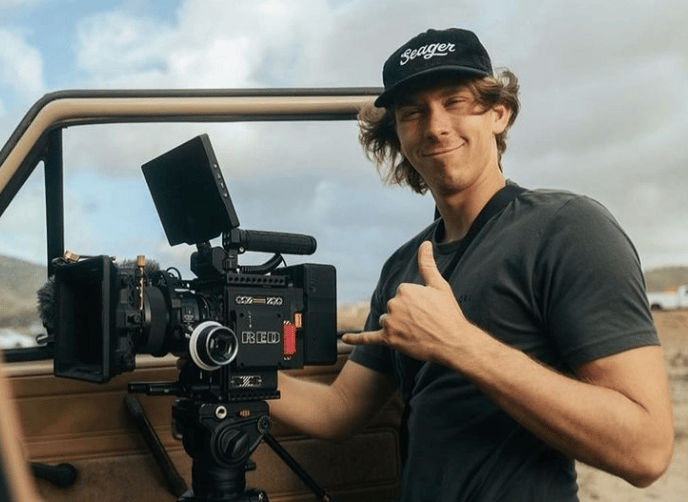 Flash photography, Camera lens, Television crew, Videographer, Cloud, Smile, Sky, Cinematographer