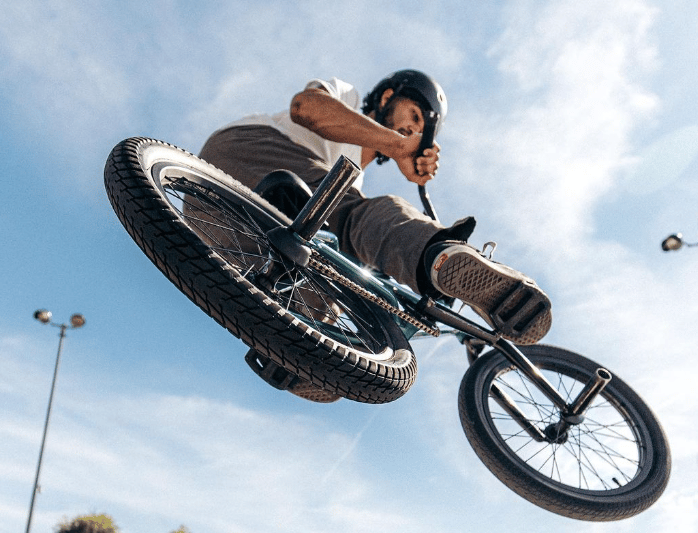 Bicycle tire, Cloud, Wheel, Sky, Crankset, Tread, Vehicle