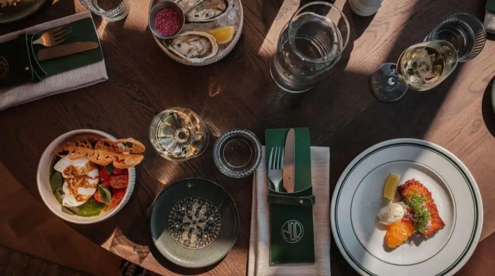 Tableware, Table, Furniture, Serveware, Dishware, Drinkware, Plate, Restaurant, Barware, Cutlery