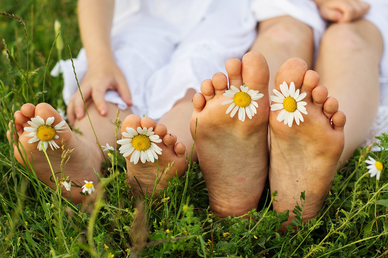 People in nature, Roman chamomile, Yellow, Petal, Finger, Toe, Barefoot, Foot, Nail, Spring