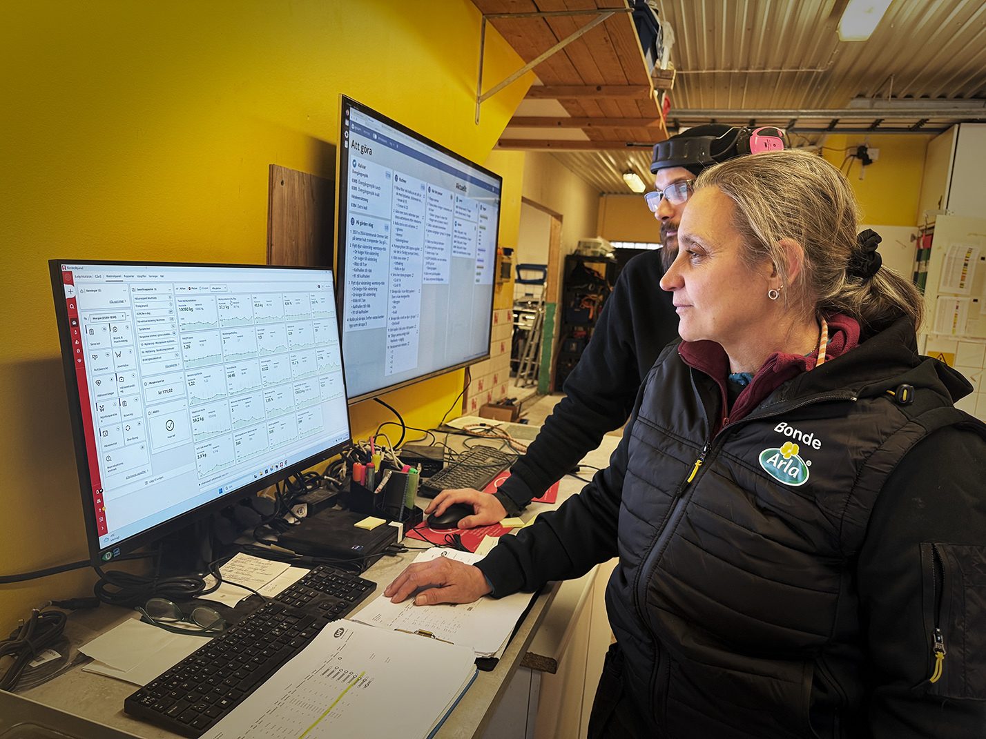 Electronic device, Computer monitor, Office Equipment, Peripheral, Furniture, Desk