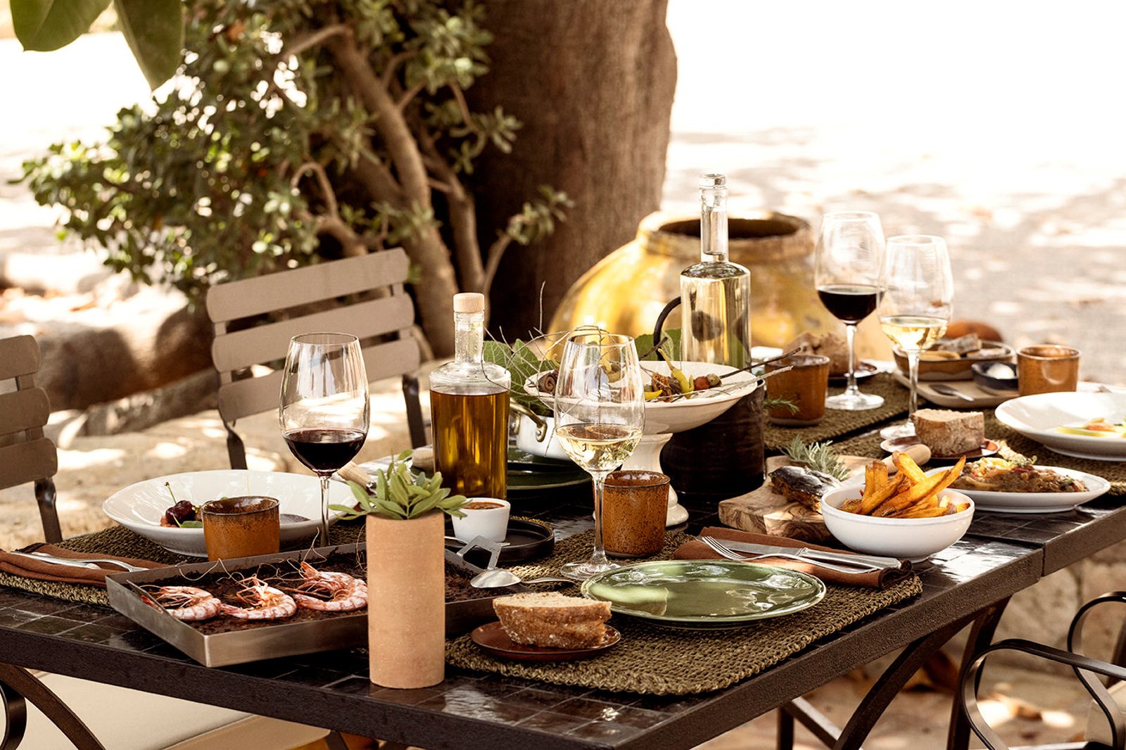 Tableware, Furniture, Table, Food, Drinkware, Serveware, Dishware, Stemware, Plate, Chair