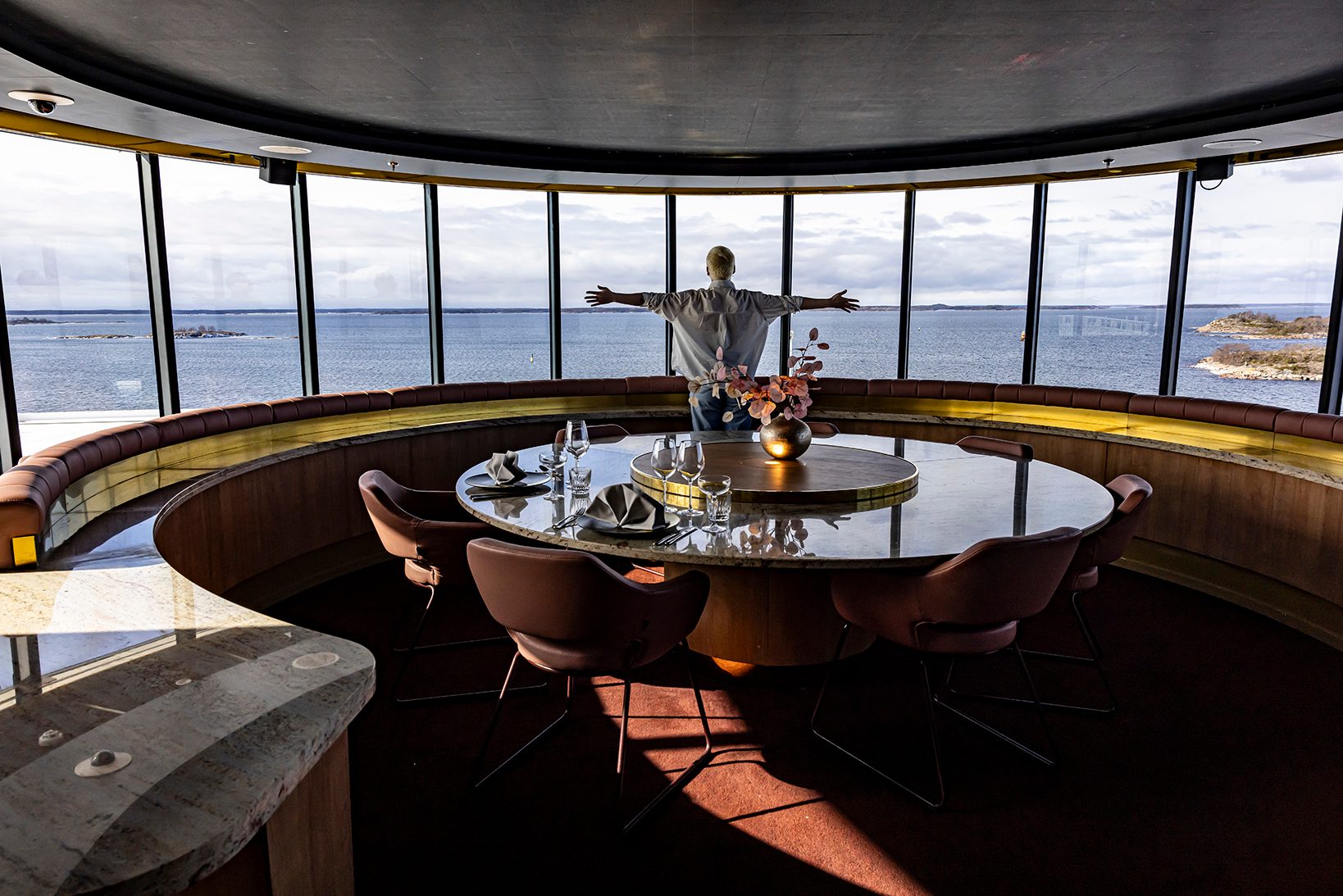Naval architecture, Interior design, Water, Table, Building, Sky, Leisure