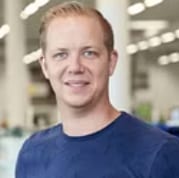 Facial expression, Active Shirt, Sleeve, Shoulder, Smile, Neck, Jaw, Standing, Happiness, Muscle