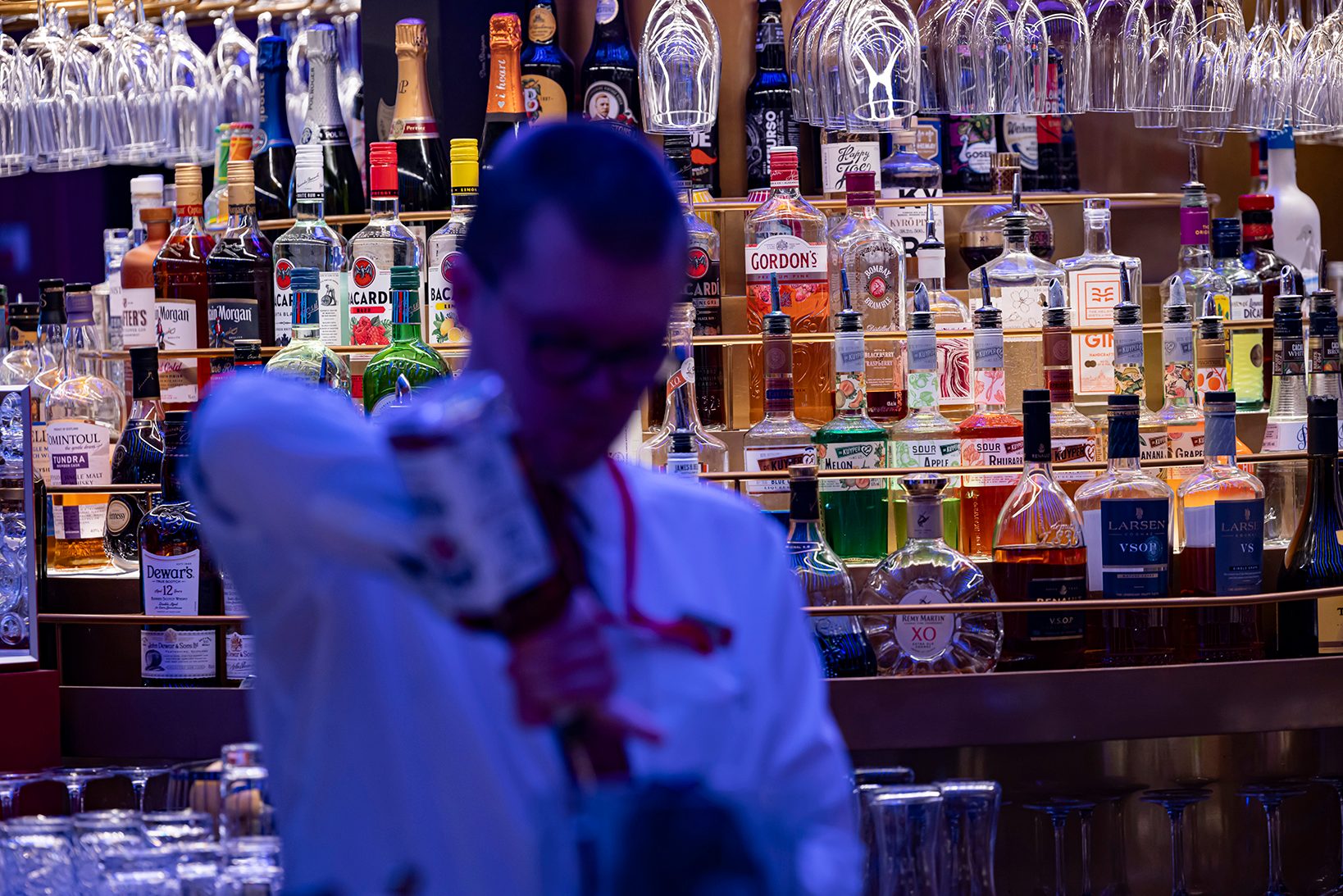 Alcoholic beverage, World, Blue, Drink, Bottle, Customer, Building
