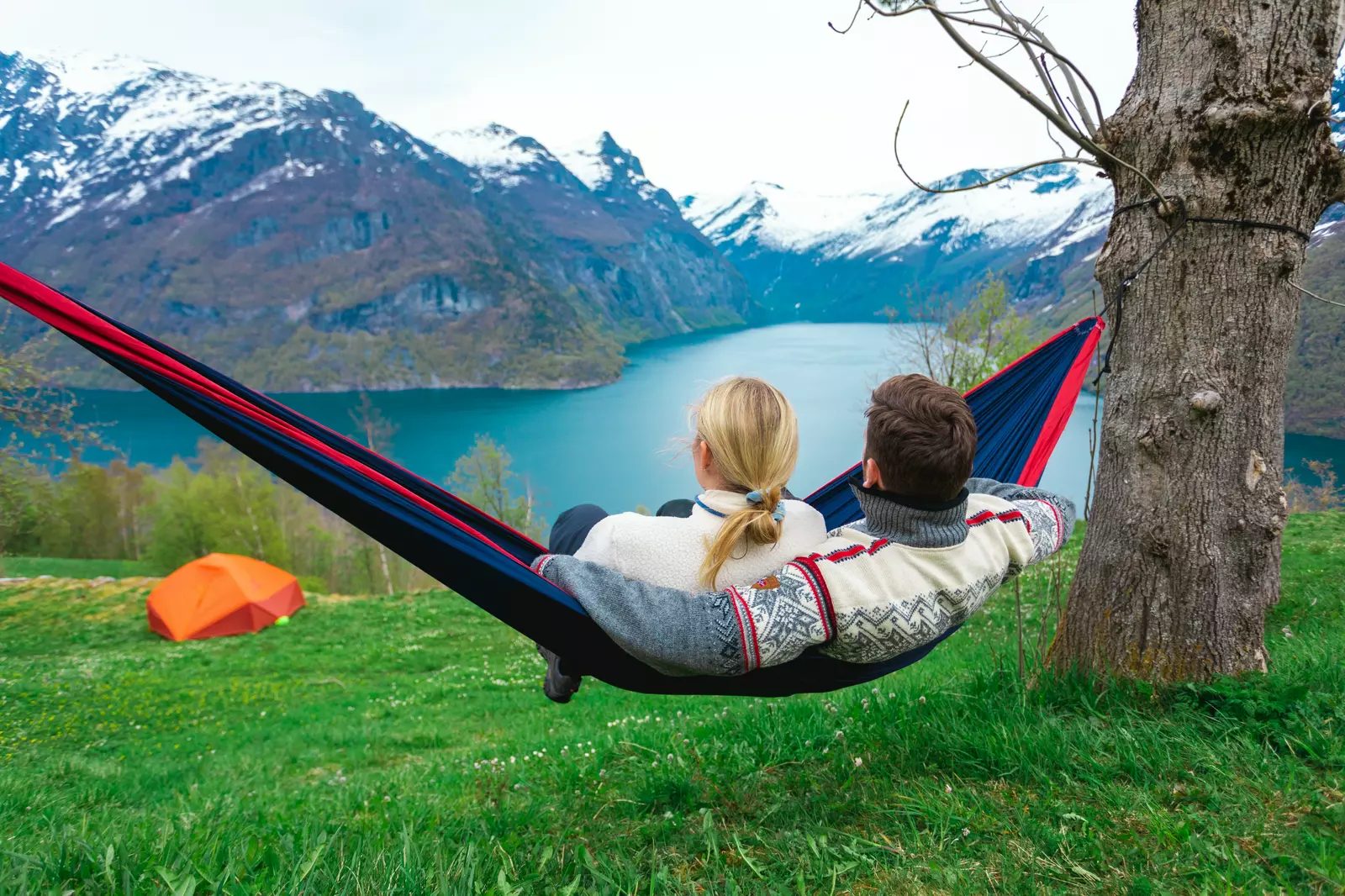 People in nature, Natural environment, Sky, Plant, Mountain, Hammock, Tree, Leisure, Lake