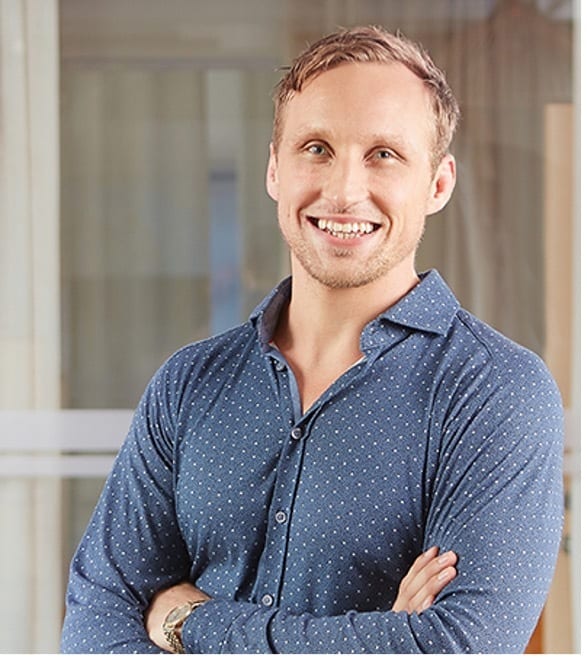 Dress shirt, Forehead, Smile, Neck, Sleeve, Gesture, Collar