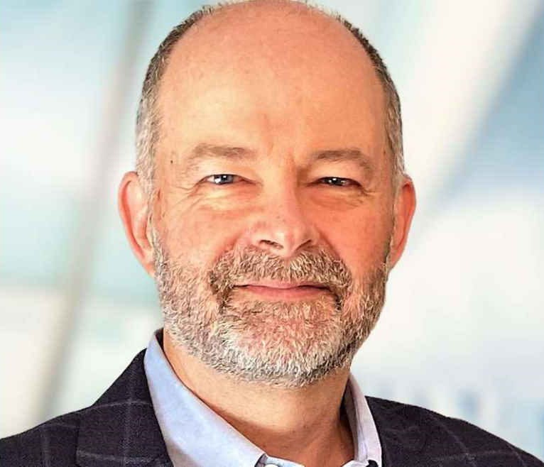 Dress shirt, Facial hair, Forehead, Smile, Eyebrow, Beard, Jaw, Collar, Ear, Happy