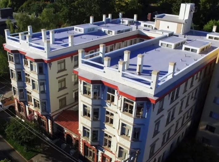 Urban design, Tower block, Residential area, Public space, Building, Property, Window, Condominium, Neighbourhood, Roof
