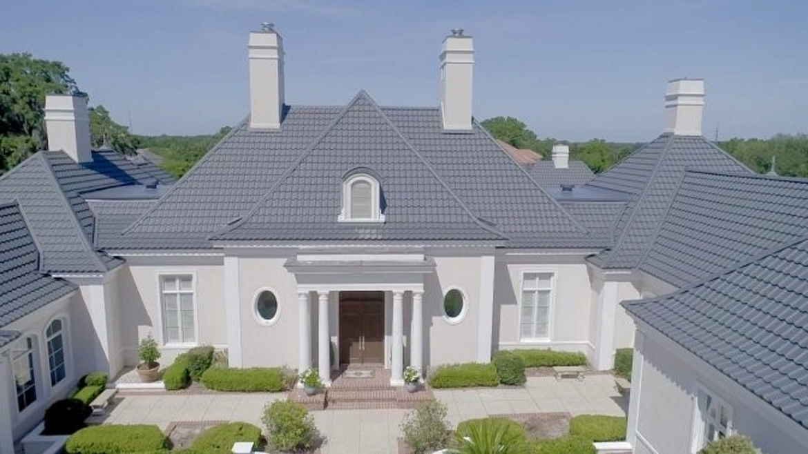 Land lot, Residential area, Plant, Property, Window, Building, Sky, House, Cottage