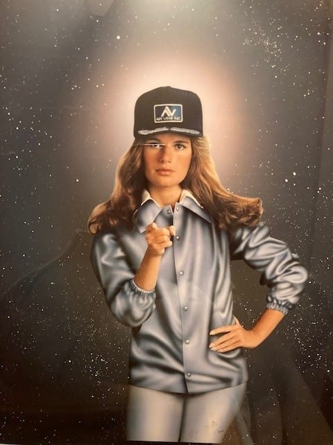 Flash photography, Clothing, Hand, Hairstyle, Sleeve, Gesture, Cap