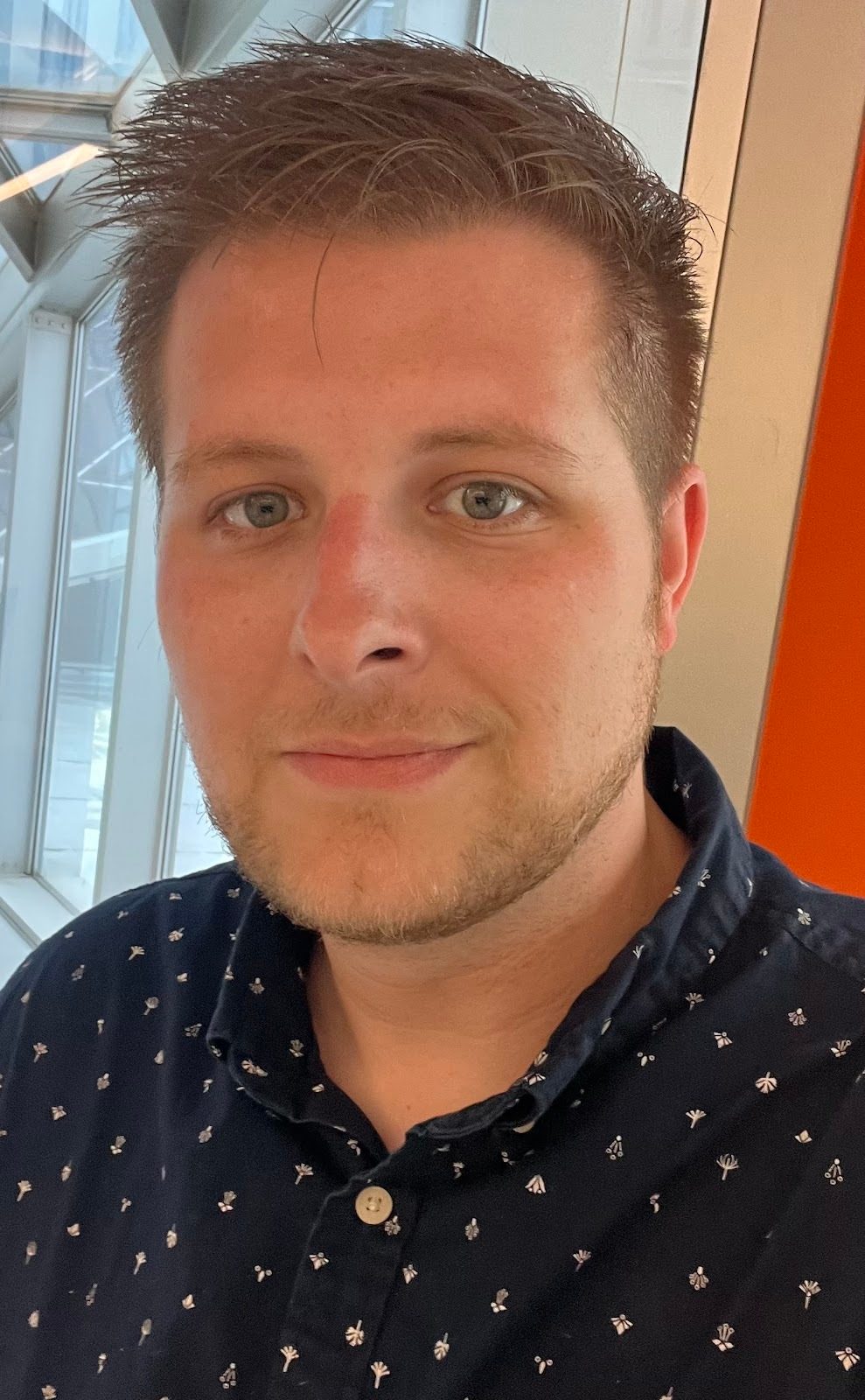 Dress shirt, Forehead, Nose, Chin, Eyebrow, Window, Neck, Jaw, Beard, Collar