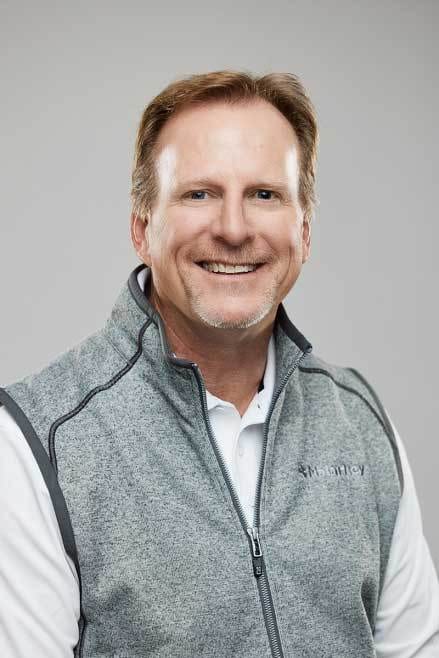 Dress shirt, Flash photography, Forehead, Cheek, Smile, Chin, Eyebrow, Jaw, Sleeve, Gesture