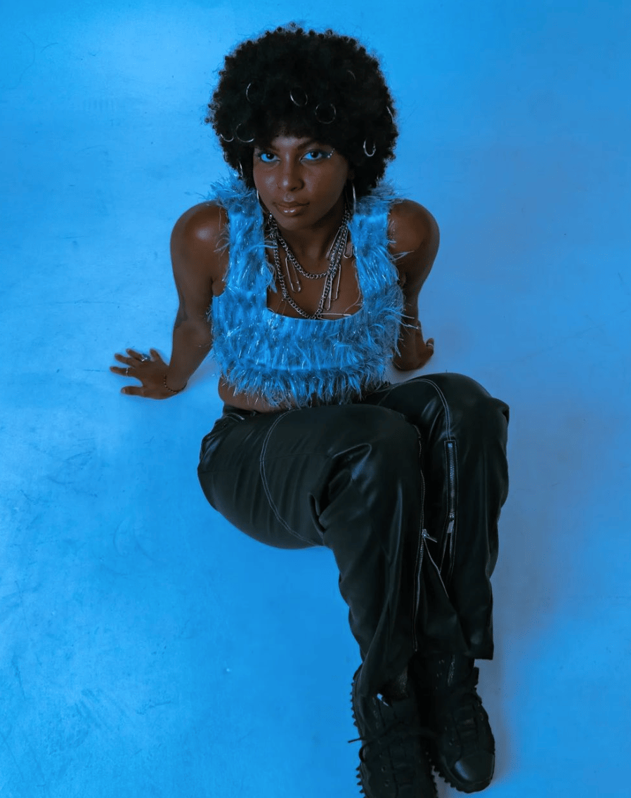 Jheri curl, Hair, Face, Arm, Blue, Sleeve, Thigh, Afro, Ringlet, Wig