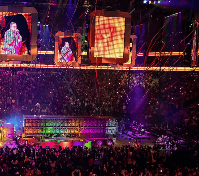 Visual effect lighting, Performing arts, Music artist, Social group, Purple, Light, Concert, Entertainment