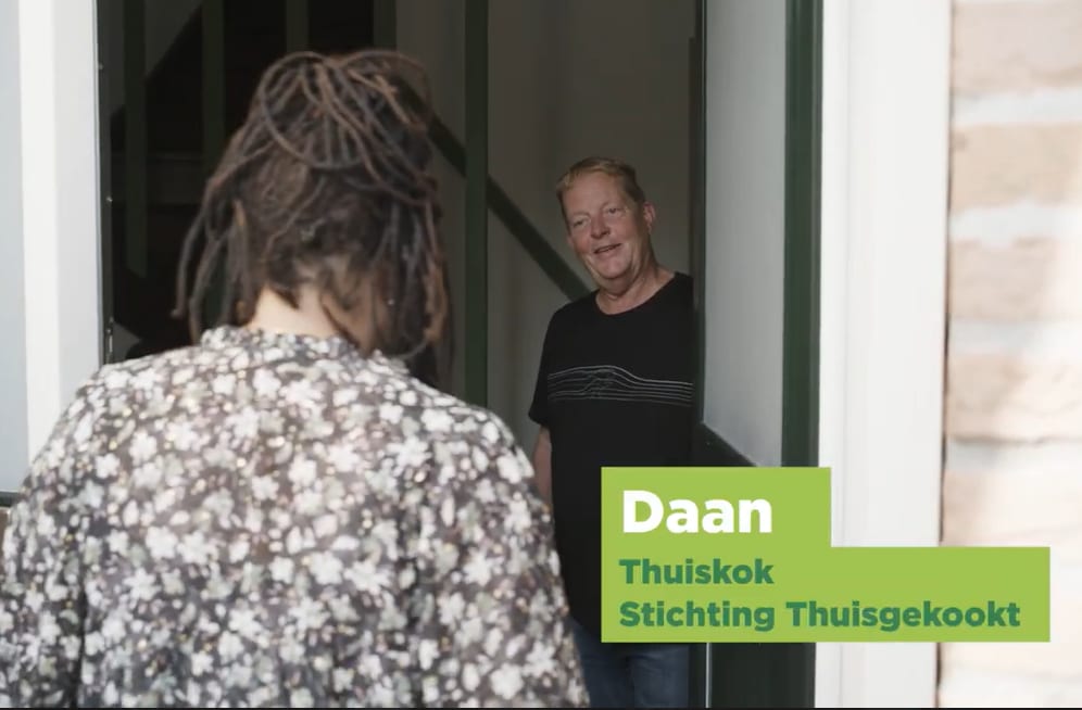 Two people at a doorway, a man smiling. Text: Daan, Thuiskok, Stichting Thuisgekookt.