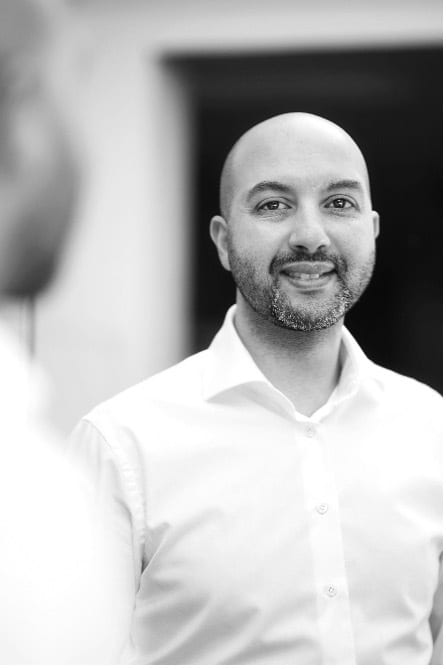 Dress shirt, Flash photography, Forehead, Smile, Beard, Jaw, Sleeve, Collar, Grey, Black-and-white