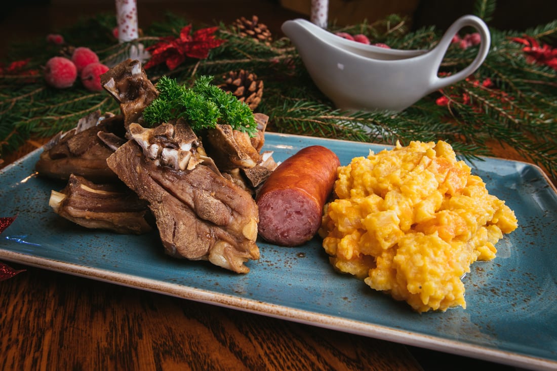 Scrambled eggs, Staple food, Tableware, Table, Ingredient, Recipe, Cuisine