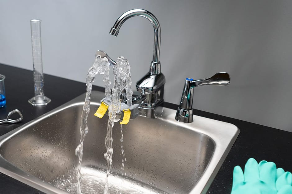 Kitchen sink, Plumbing fixture, Household hardware, Tap, Property, Green, Countertop, Fluid