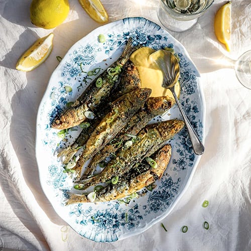 Fried fish, Food, Tableware, Plate, Tinapa, Ingredient, Recipe, Seafood