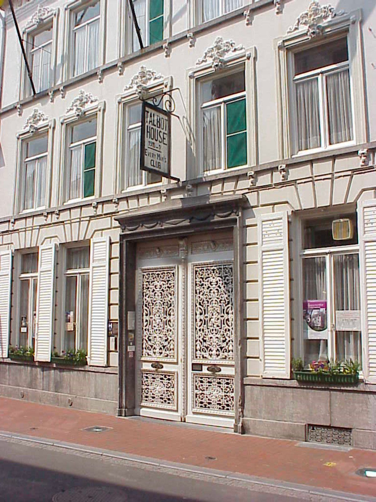 Material property, Building, Window, Plant, Fixture, Door, Wood, Neighbourhood