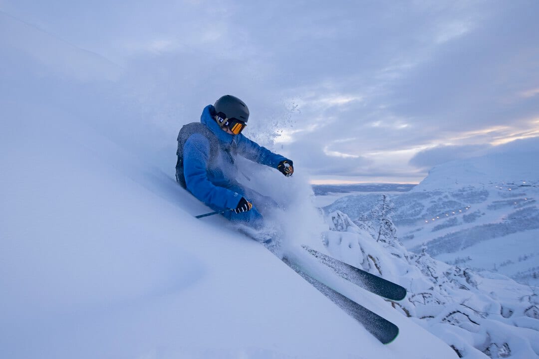 Sports equipment, Outdoor recreation, Ice cap, Snow, Helmet, Slope, Cloud, Terrain