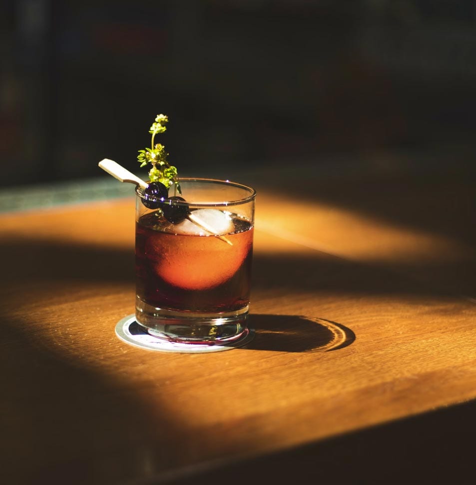 Classic cocktail, Alcoholic beverage, Tableware, Liquid, Drinkware, Ingredient, Fruit