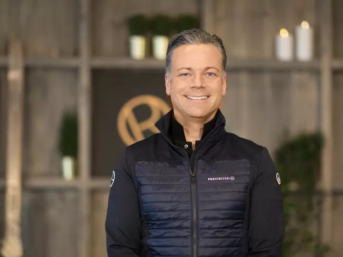 Flash photography, Cheek, Smile, Sleeve