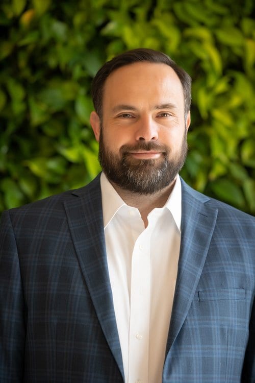 Dress shirt, Forehead, Hair, Chin, Smile, Hairstyle, Beard, Human, Sleeve