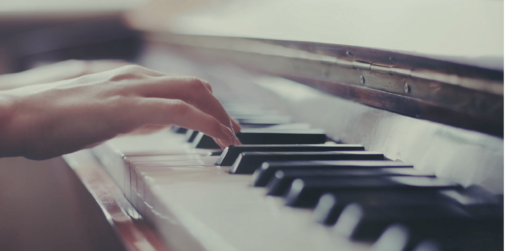 Musical instrument accessory, Electronic keyboard, Electric piano, Human body, Hand, Musician