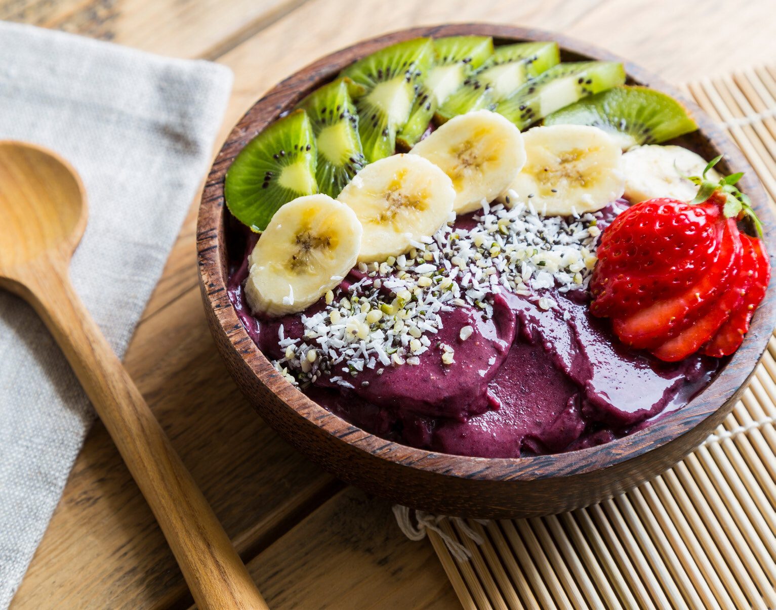 Açaí na tigela, Natural foods, Food, Fruit, Produce, Ingredient, Tableware, Banana, Recipe