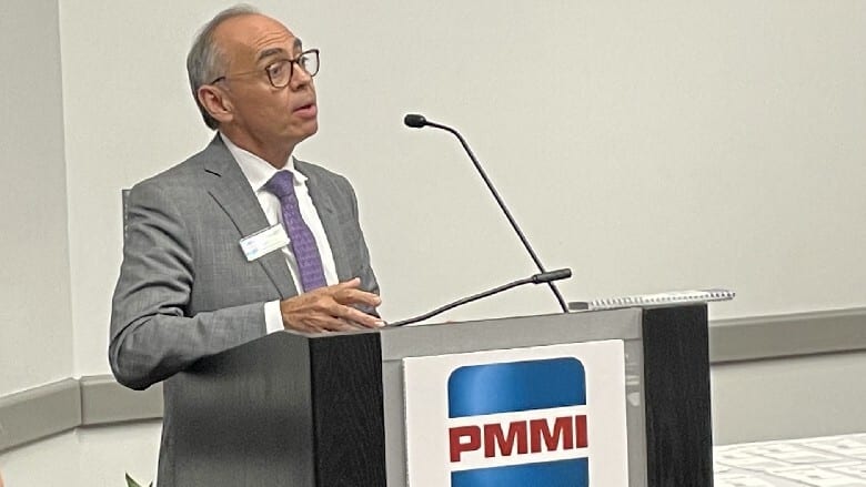 Public address system, Dress shirt, Glasses, Microphone, Podium, Lectern, Tie, Spokesperson, Gesture, Suit