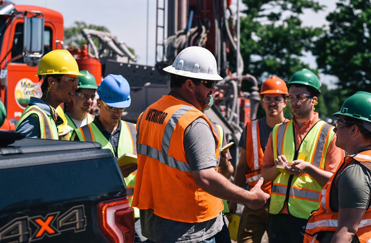 Hard hat, High-visibility clothing, Helmet, Workwear, Headgear, Engineer, Goggles