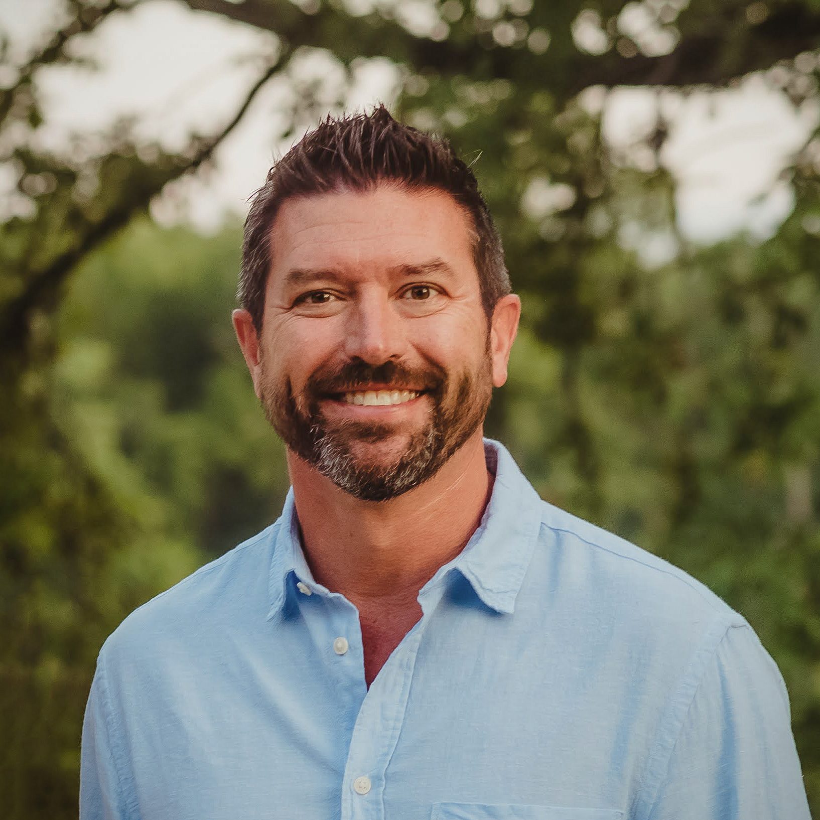 People in nature, Dress shirt, Forehead, Head, Chin, Smile, Eye, Beard, Jaw