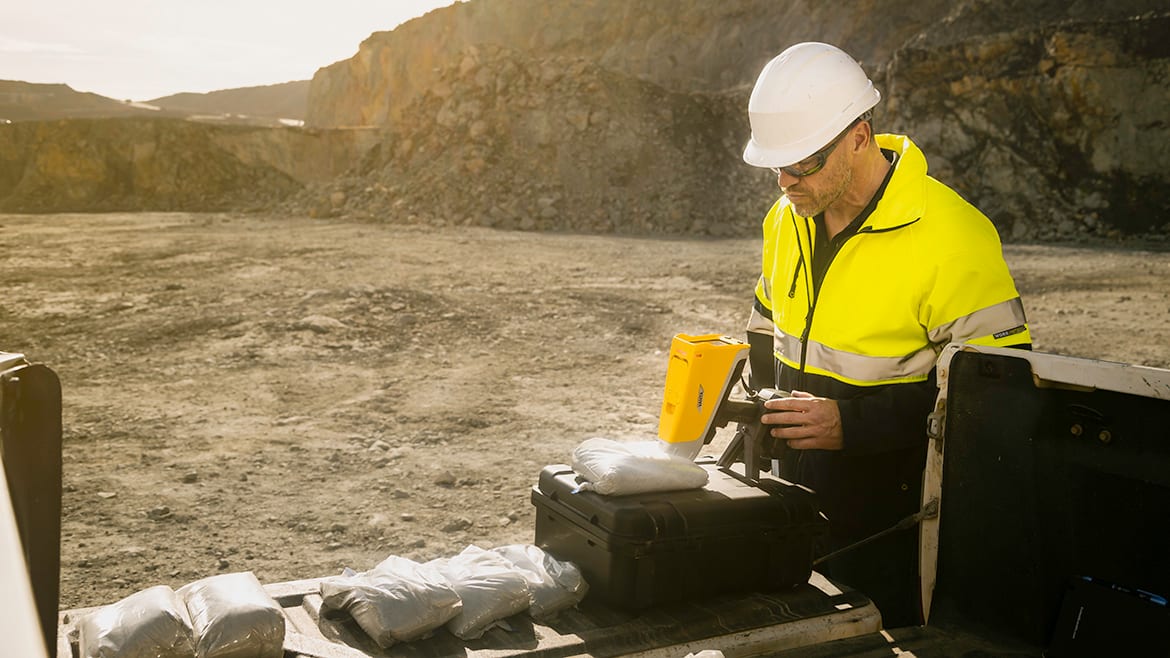 Hard hat, Natural environment, High-visibility clothing, Helmet, Workwear, Tradesman, Engineer, Sky, Headgear